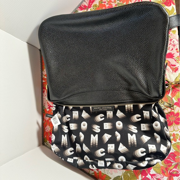 Marc Jacobs Lock That Messenger Crossbody - Picture 14 of 16